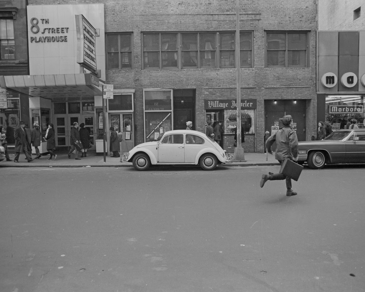 Студия располагалась под кинотеатром 8th Street Playhouse. Фотография: Абраморама