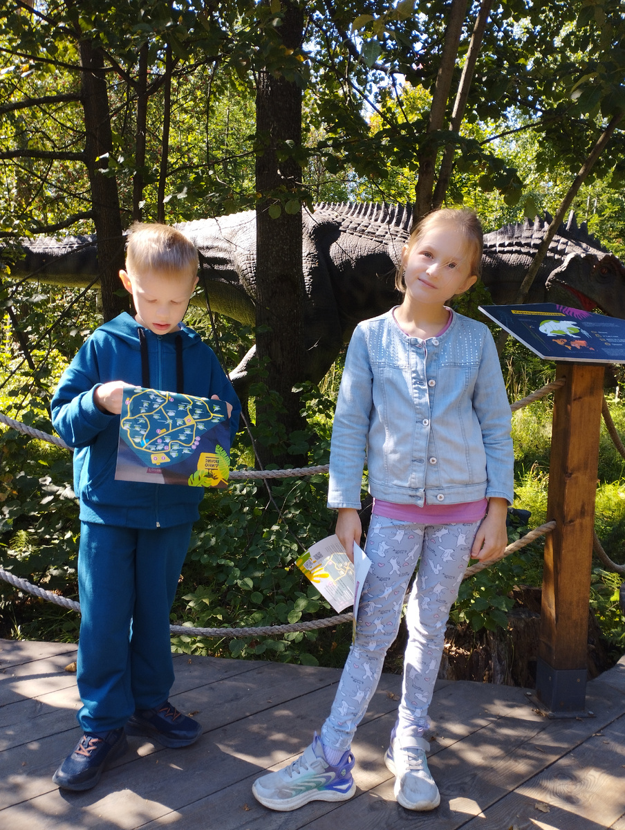 Ромка изучает карту. 