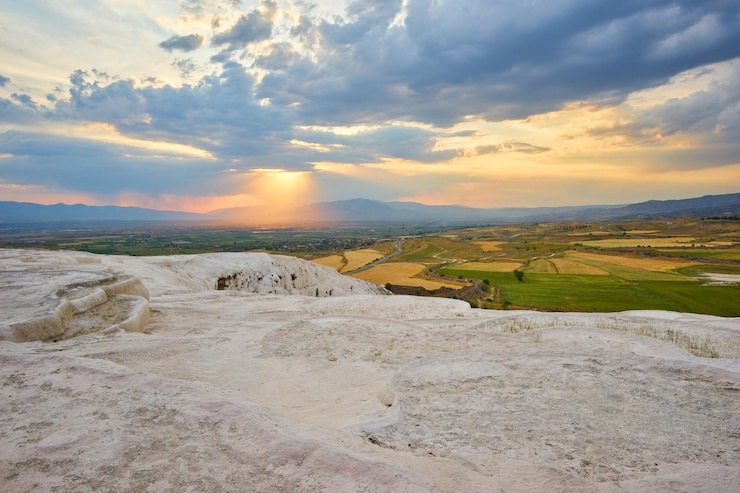 Источник: https://img.freepik.com/free-photo/landscape-pamukkale-turkey-sunset_661209-385.jpg?t=st=1741950930~exp=1741954530~hmac=e23b9603a96d2827a603082b10f4fc2ef8c9cb2b6248f515d876cb58efcba778&w=740