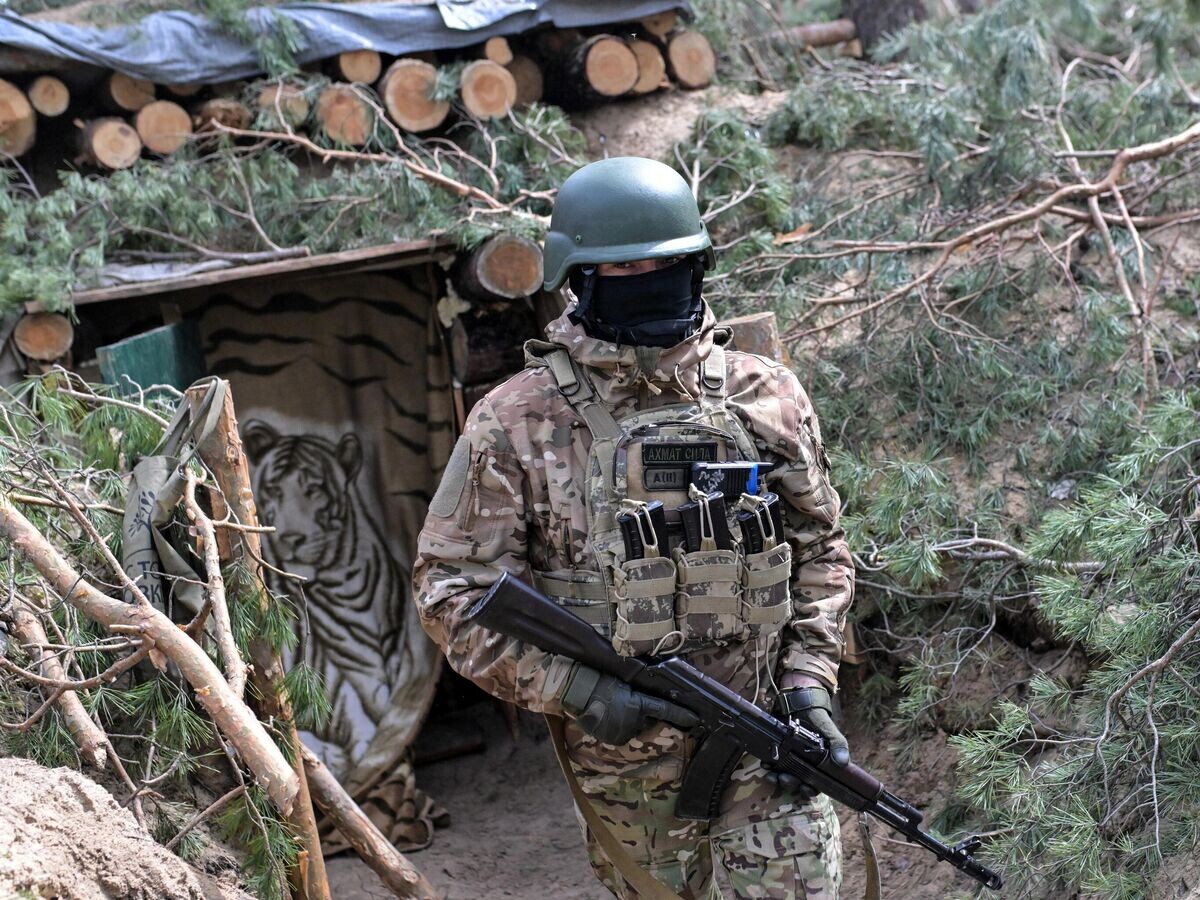    Бойцы спецназа "Ахмат" на кременском участке фронта в Донбассе© РИА Новости / Евгений Биятов