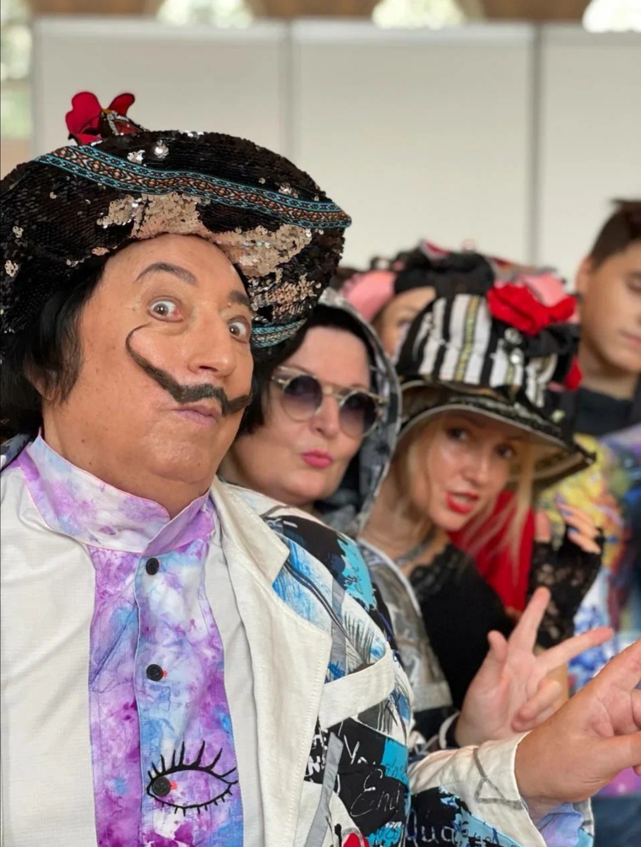 Москва. Манеж. Международная выставка CHAPEU. Образы для династии Герчаковых  моих рук дело : Юлия Франк. Евгений Аркадьевич у меня - Сальвадор Дали . На фото: Евгений Герчаков, я, Оля Герчакова и Егор Герчаков.