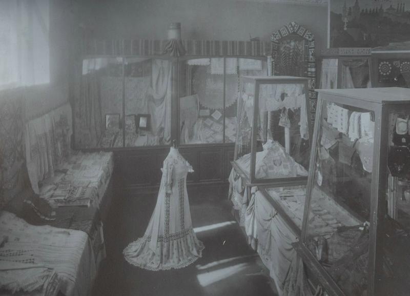 Выставочный зал кустарных производств, отдел тканей