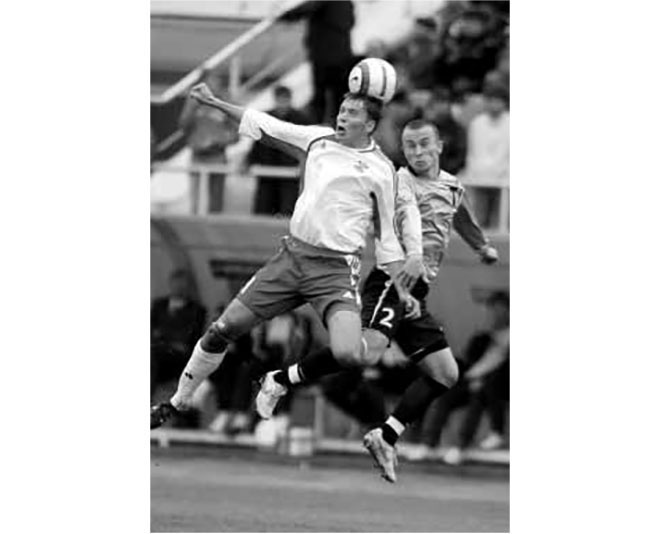 «Спартак» (Нальчик) - «Торпедо» - 0:0. Спартаковец Андрей Порошин (в белом) и торпедовец Энар Яагер.