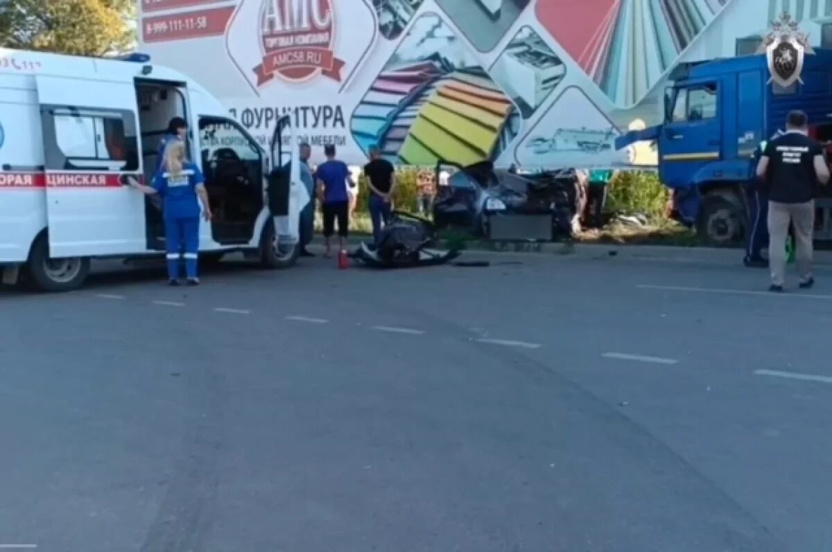    В Кузнецке столкнулись легковушка и «КамАЗ», погиб ребенок и женщина