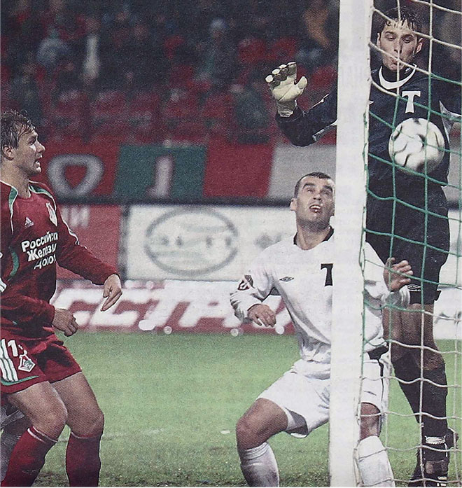 «Локомотив» (Москва) - «Торпедо» - 0:0. Железнодорожник Дмитрий Сычёв (слева), торпедовец Сергей Будылин (в центре) и вратарь «Торпедо» Максим Кабанов.