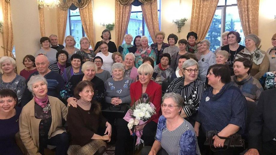 Фрязинские пенсионеры встретились с Илоной Броневицкой и поучаствовали в творческих мастер-классах. 