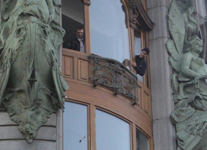 Павел с коллегой с радостью наблюдают драку за пятитысячные купюры - фото: Московский бизнес портал. 