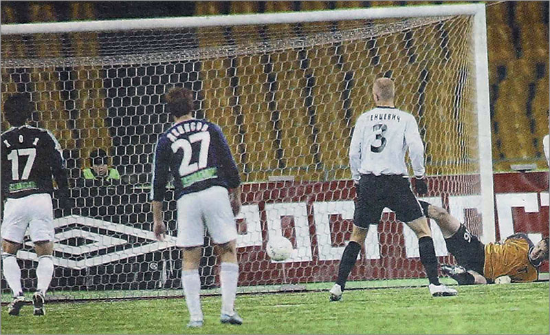 «Торпедо» - «Зенит» (Санкт-Петербург) - 1:2. Слева направо зенитовцы Ли Хо, Игорь Денисов, торпедовцы Дмитрий Ленцевич и Максим Кабанов.