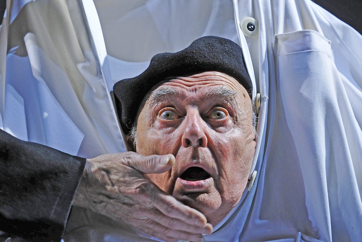    Актер Николай Мартон в роли Ангела-фокусника в сцене из спектакля "Изотов". / Фото: Юрий Белинский/ТАСС