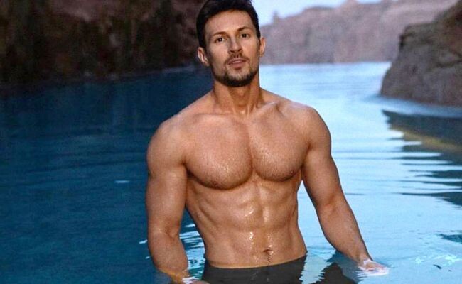 Дуров летел к Макрону