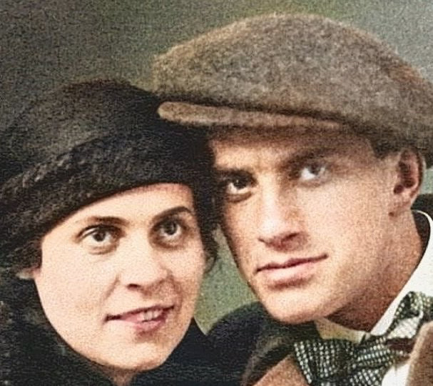 Худенькая, низенькая, сутулая, Лиля Брик казалась совсем подростком.