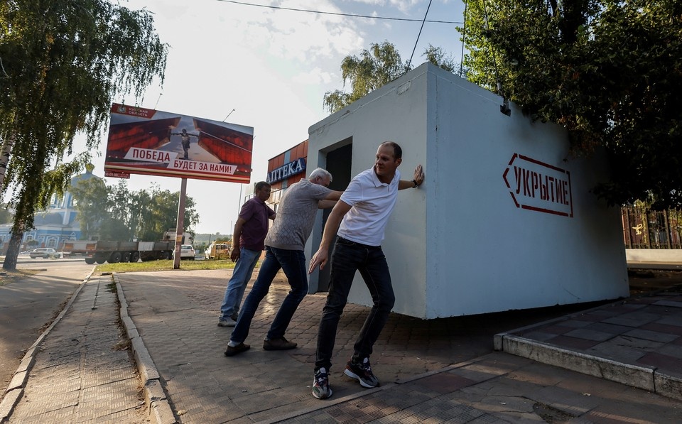    Установка железобетонных укрытий в Курске. REUTERS