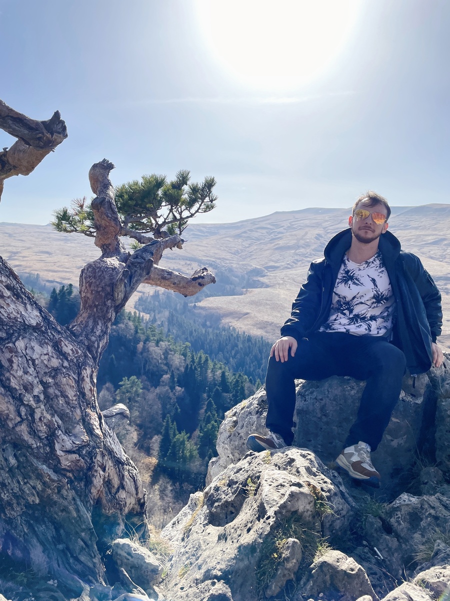 Андрей Красс на вершине мира с видом на плато Лаго в Адыш