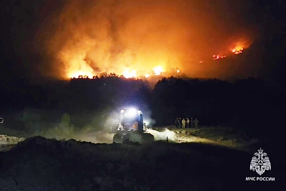    Большой пожар под Феодосией тушили несколько суток.. Фото: ГУ МЧС России