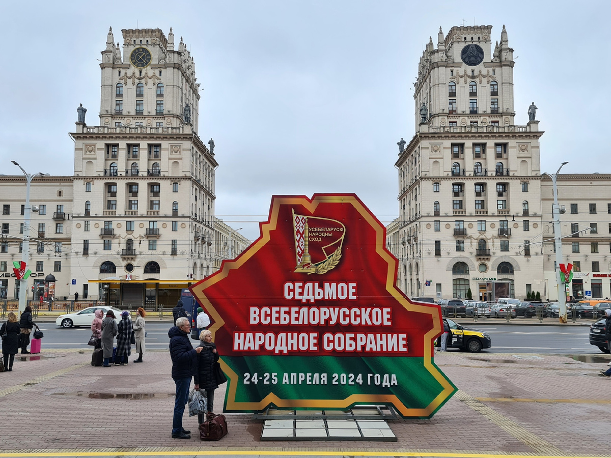 Нас встречают Ворота Минска — две 11-этажные башни, построенные в 1953 году в монументальном сталинском стиле (ампире). В дни нашего пребывания в городе проходило VII Всебелорусское народное собрание. 