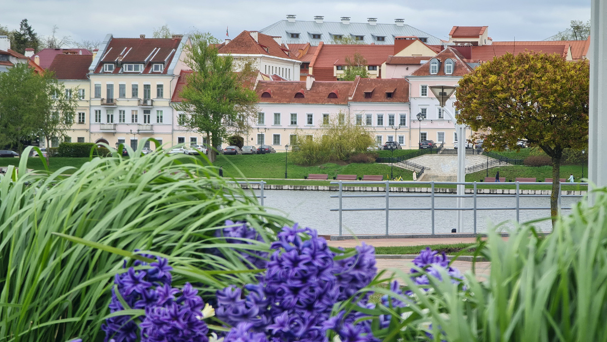 Набережная реки Свислочь. В городе приятно ходить пешком — здесь просторно и зелено.