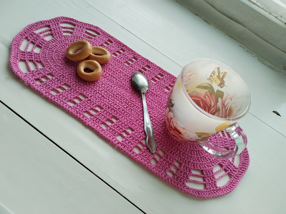 Салфетка вяжется на одном дыхании. Пряжу взяла в закромах, к сожалению без этикетки. Крючок № 3.