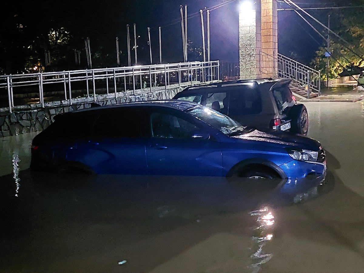 Хоста. Базарная площадь. Наша машина.