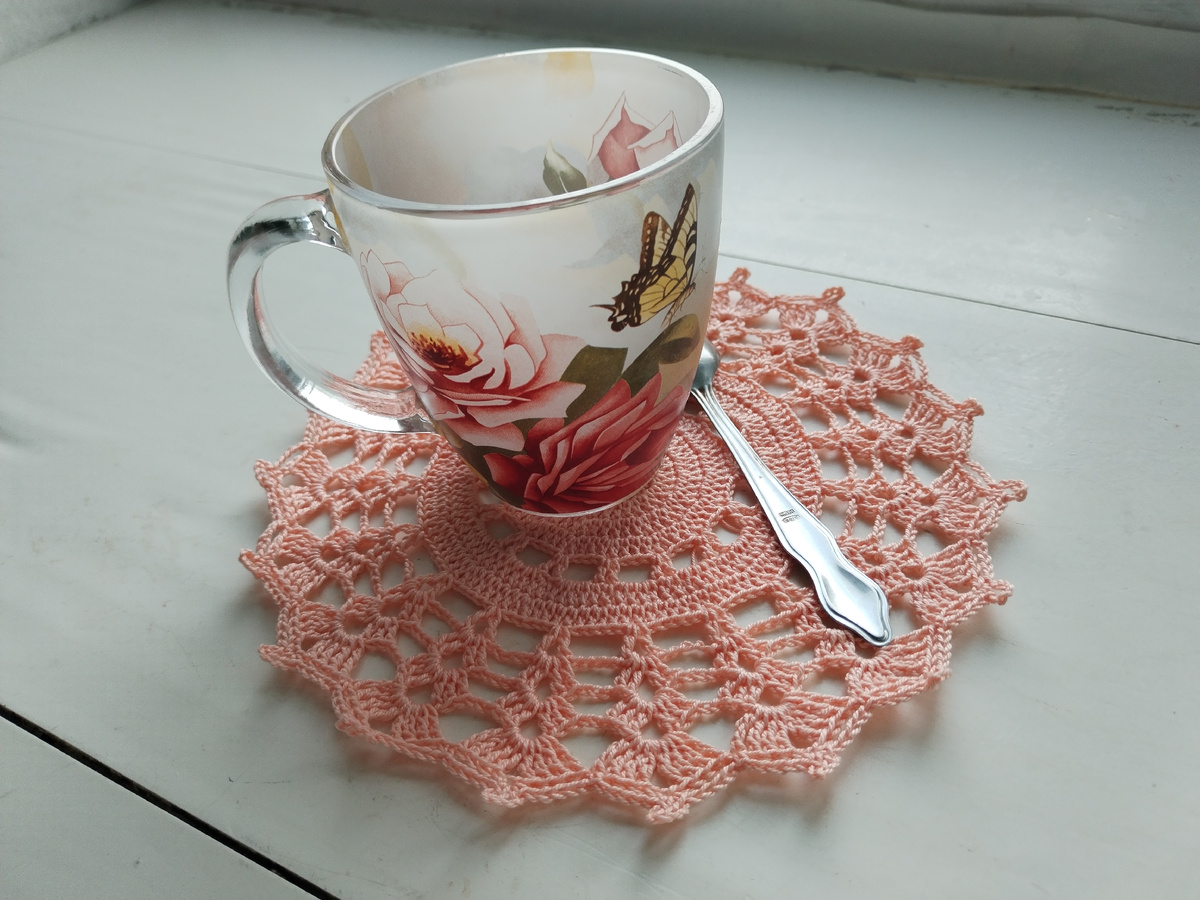 Увлекательное занятие вязать салфеточки. Для этой я использовала пряжу "успешная и крючок №2.