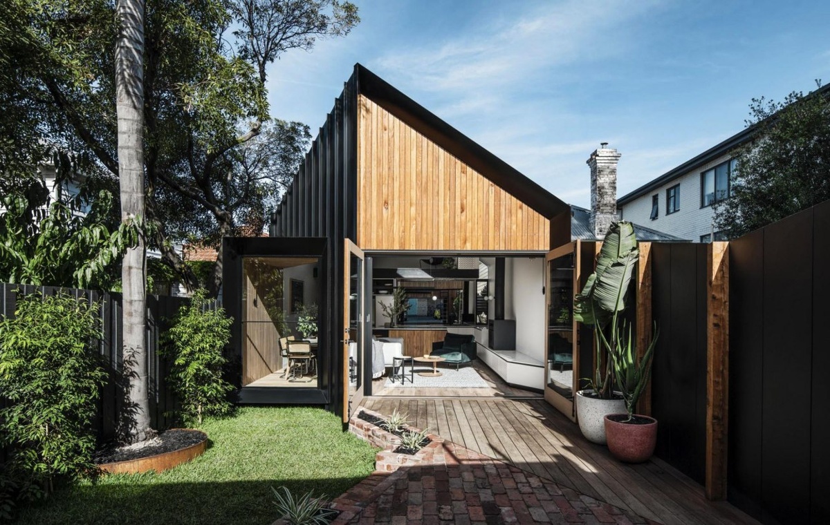 Один из входов в дом