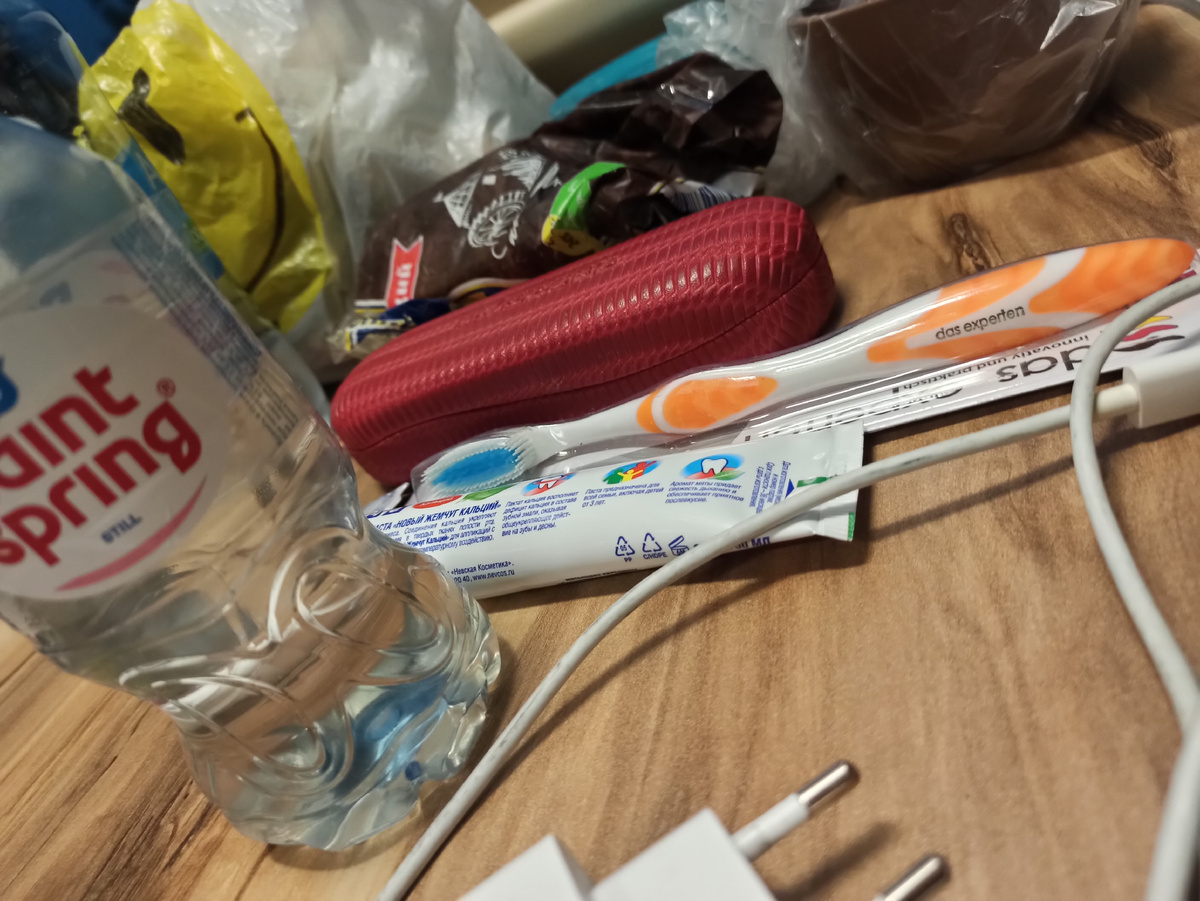 В спешке забыла дома свою мягкую  зубную щётку с пастой. Купить пришлось на вокзале. Раньше там были ,,Товары в дорогу". Были. Хорошо,что догадалась зайти в Продукты,там и нашла нужное. Силиконовую щётку ранее игнорировала,но выбора не было: она оказалась наиболее мягкой среди предложенных товаров.