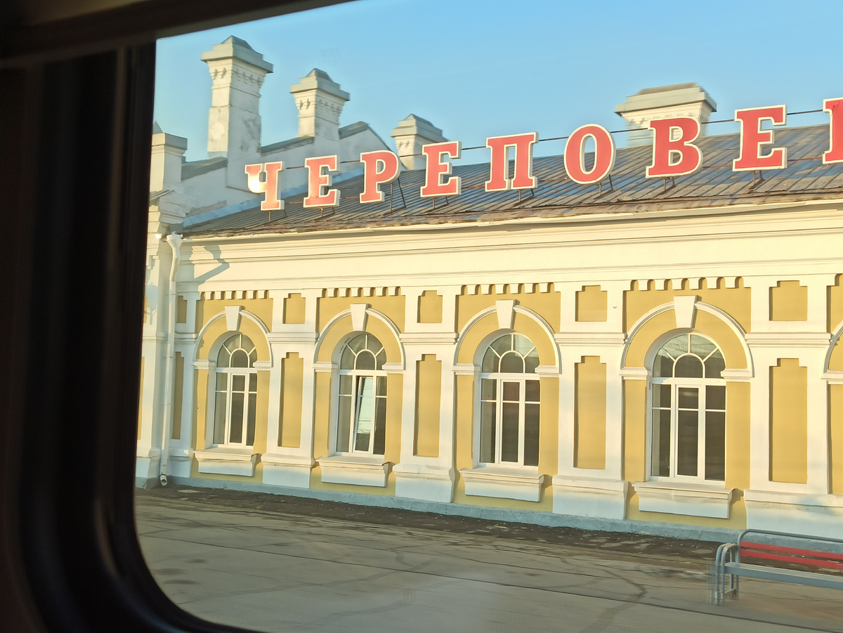 Стояли всего 15 минут перед Вологдой,и это странно: ведь на пути к СПб остановка была целый час!!!