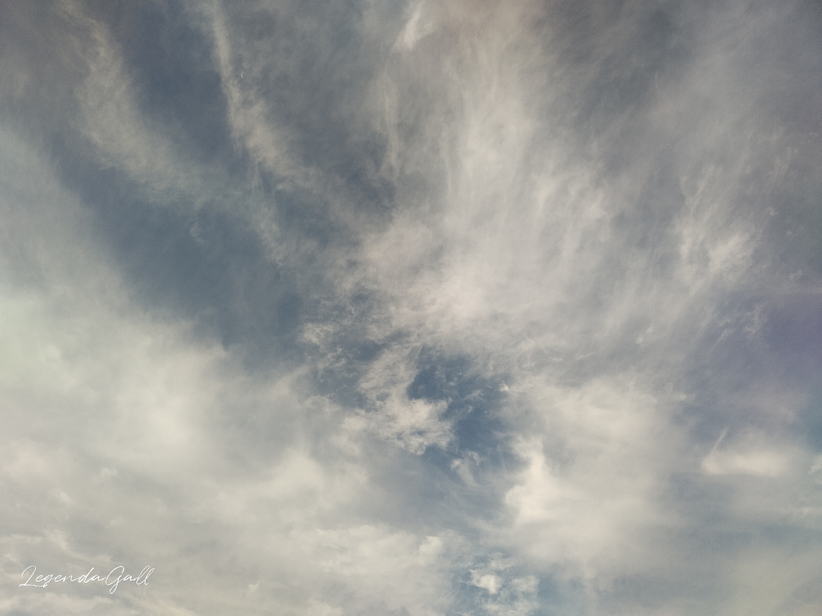 Лёгкие облачка говорят, что сезон дождей ещё не закончен