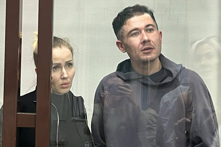   Купов и Покровская в зале суда по традиции были будто бы на свидании