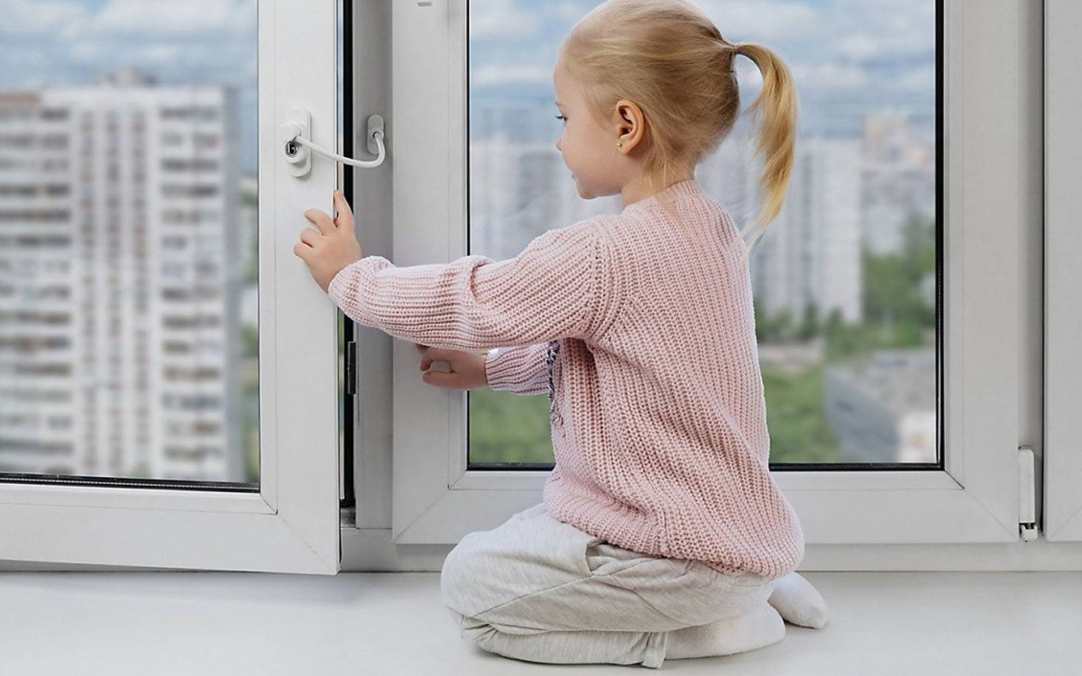 Детская безопасность: как выбрать и установить замки от детей на окна и шкафы