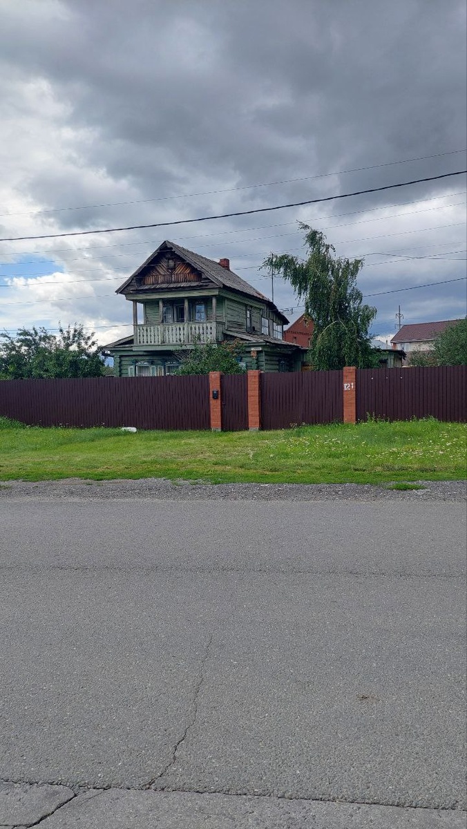 Это домик в соседнем поселке и наша обычная погода этого лета.