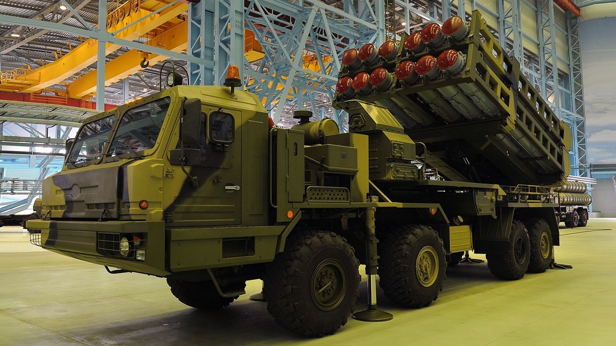 На фото: ЗРК С-350 «Витязь». ПВО Россия. Характеристики. Источник фото и описание: https://www1.ru/news/2024/08/25/shhit-ot-atacms-storm-shadow-i-himars-vs-rossii-razvernuli-na-fronte-zrk-s-350-vitiaz.html