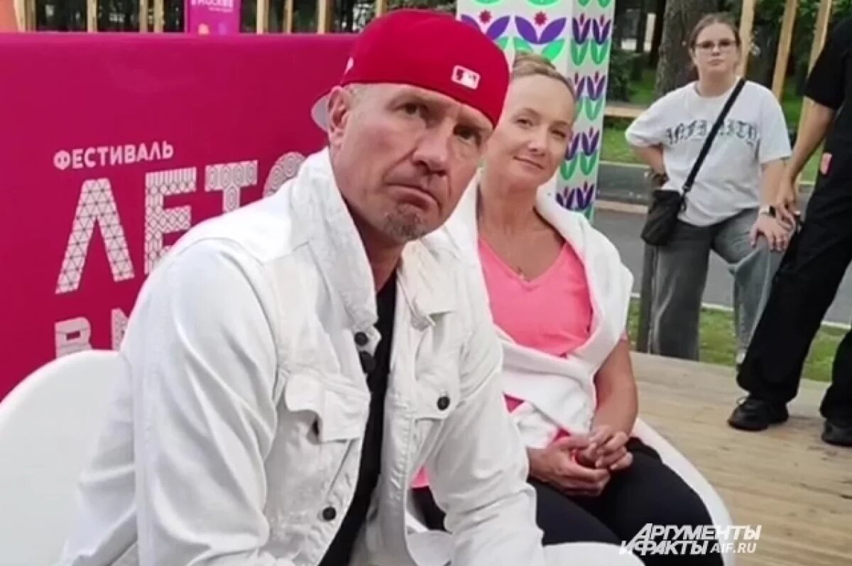    Фигурист Костомаров привёл на кинофестиваль ухаживавших за ним медсестёр