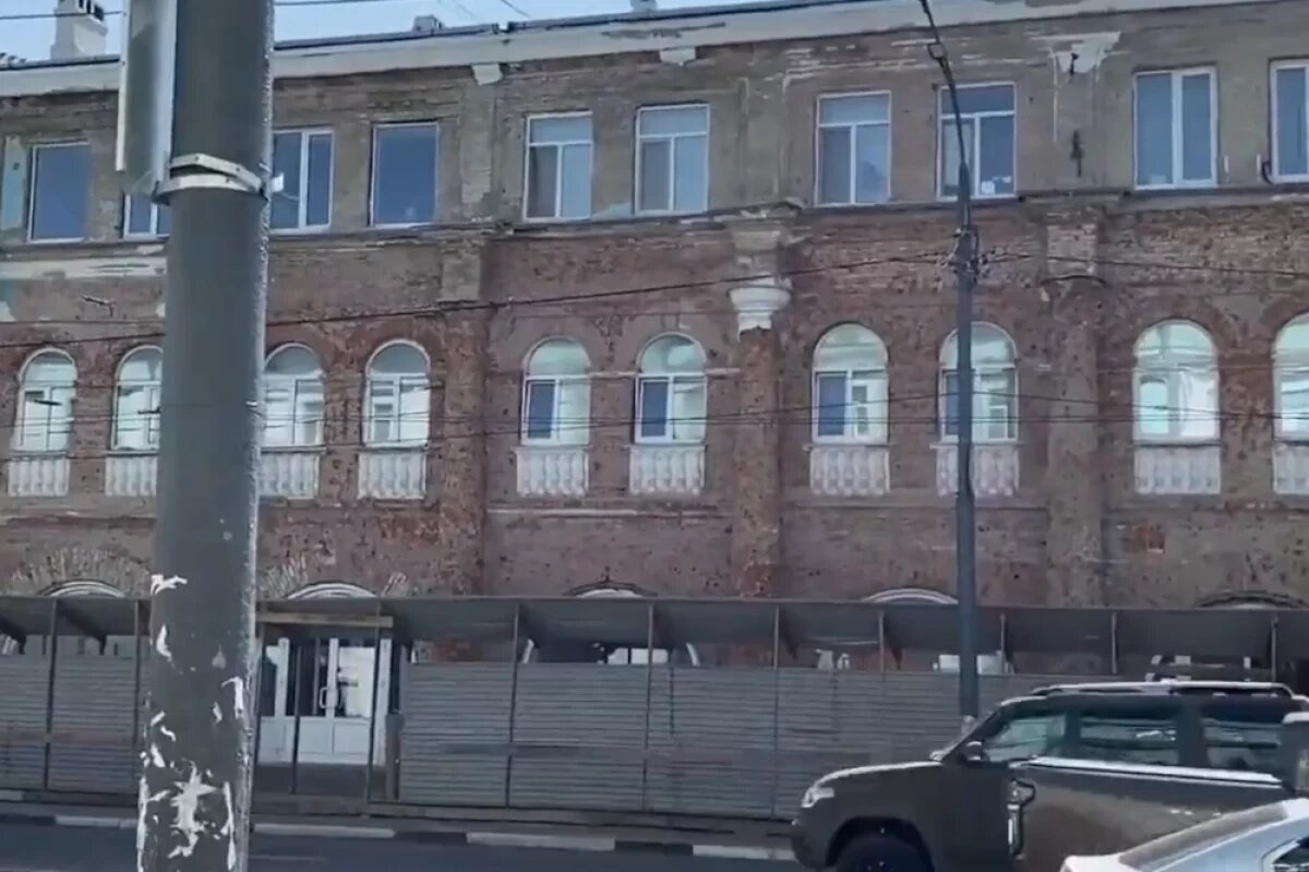    В Орле жильцы дома жалуются, что капремонт идёт, а здание рушится