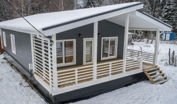 Кто то может подумать, что на этом доме - скатная крыша. На самом деле это крыша плоская, потому что с нее снег не сползает, а остается на ней на всю зиму