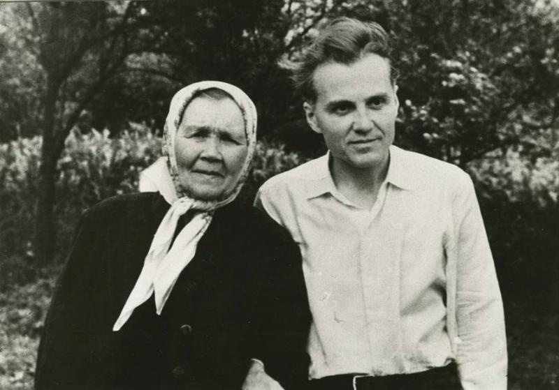 В.А. Сухомлинский с матерью