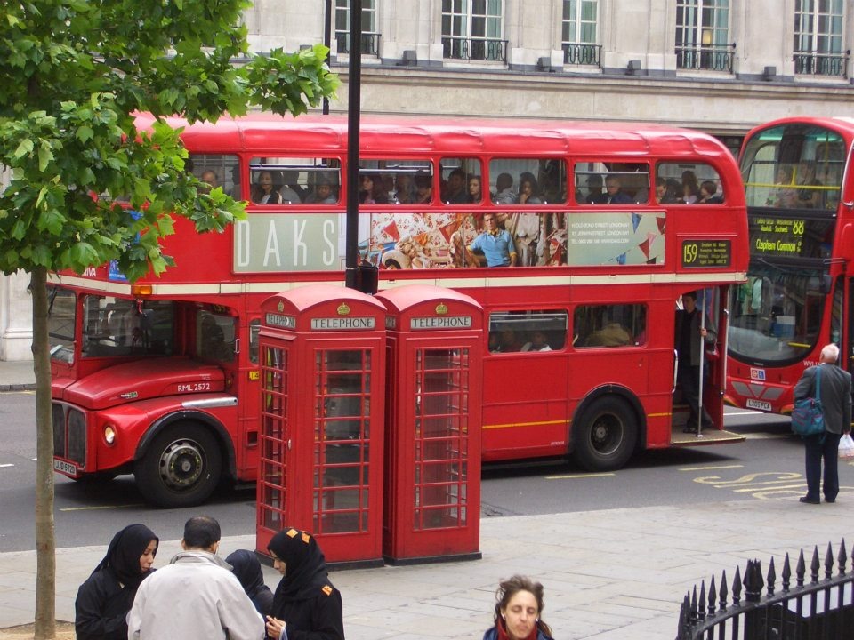 Два лондонских супер символа - даблдеккер и телефонная будка