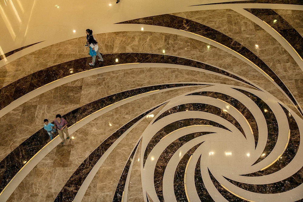    В Китае всё немыслимых размеров. Гигантские торговые центры с фантастическими интерьерами… / Валерий Кичин/РГ