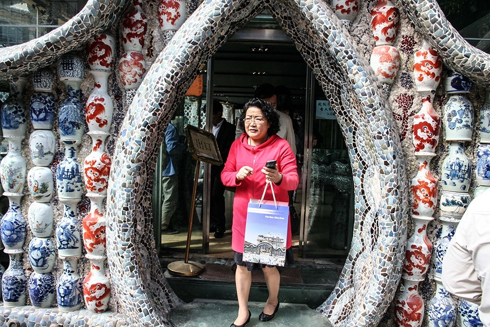    Знаменитый "фарфоровый дом" в Тяньцзине: в стены вмурованы более 700 млн фрагментов древних китайских фарфоровых изделий - ваз, блюд, бокалов, подносов… / Фото: Валерий Кичин/РГ