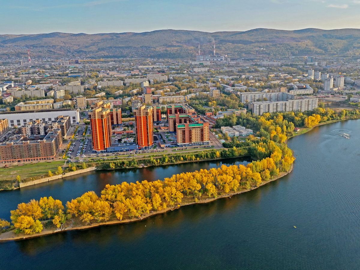     Затон бывшего Судостроительного завода им. Г.Т. Побежимова в Красноярске и его дамба до вырубки на ней деревьев