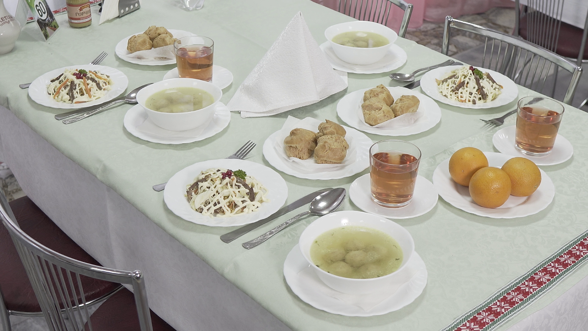 Сервировка обеденного стола в санатории "Лётцы"