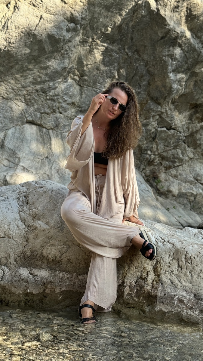 Где ваш дом на самом деле?

Где мы шляемся, в каких местах? Что приходится возвращаться? 

Почему так часто чувствуем себя не на своём месте? 

И что же это, в конце концов, за переживание такое – “чувство дома”? 

Ну, наверное, дом – это то место, где мы можем отдохнуть. Это то место, где мы чувствуем себя свободными и в безопасности. 

Это то место, где мы среди своих. 

Это то место, где мы переживаем мир, поддержку и заботу. 

А ещё есть у нас такие слова, как уют, близость и интимность, и они тоже о доме. 

Поразмышляйте о хорошем доме…
