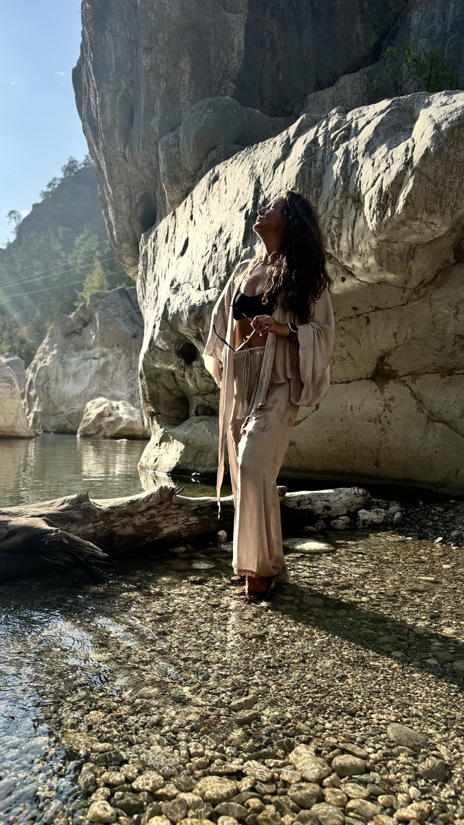 Дом в физической реальности – это всего лишь дом вашего тела. И ваше тело может определить, где лучше всего ему жить — комфортно или дискомфортно.

И вы заметите, что одному телу комфортнее жить, где прохладно, а другому, где стабильная тёплая температура. Найди для своего тела на Земле тот дом, где ему комфортно.

А где же ВАШ дом? 

Того, кто живёт в этом теле?

Однажды каждый поймёт, если будет практиковать…

Возвращаться нужно не домой физической реальности, каждую секунду необходимо возвращаться  к САМОМУ СЕБЕ…

Необходимо познать свой истинный дом, и тогда в любом месте физической реальности вам будет безопасно, уютно и хорошо как дома …