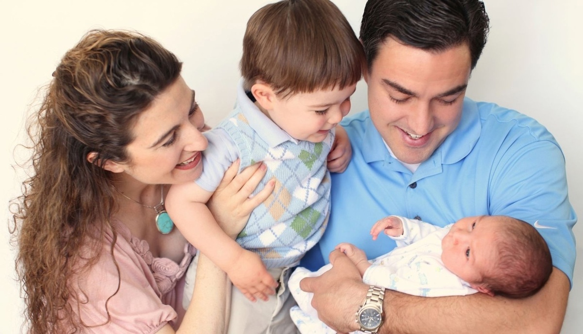 фото: https://cool-readers.ru/foto/roditeli-s-malenkim-rebenkom