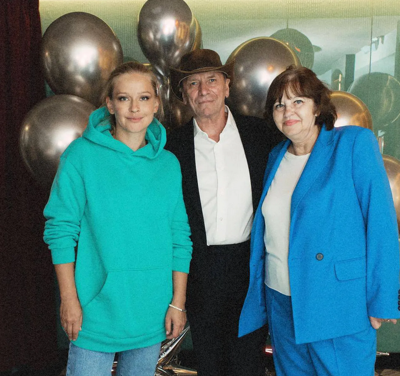 Юлия Пересильд с мамой и отчимом 