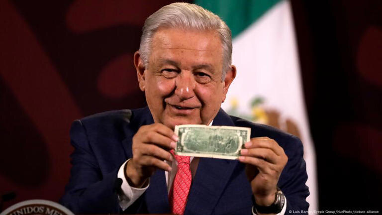 Лопес Обрадор сказал, что замораживание было связано с посольствами США и Канады, а не с самими странами. 