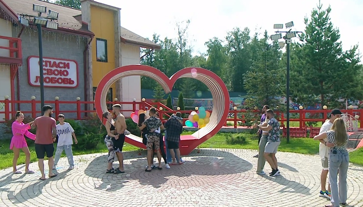 участники "Дом-2" (фото из эфира на «Okko»)