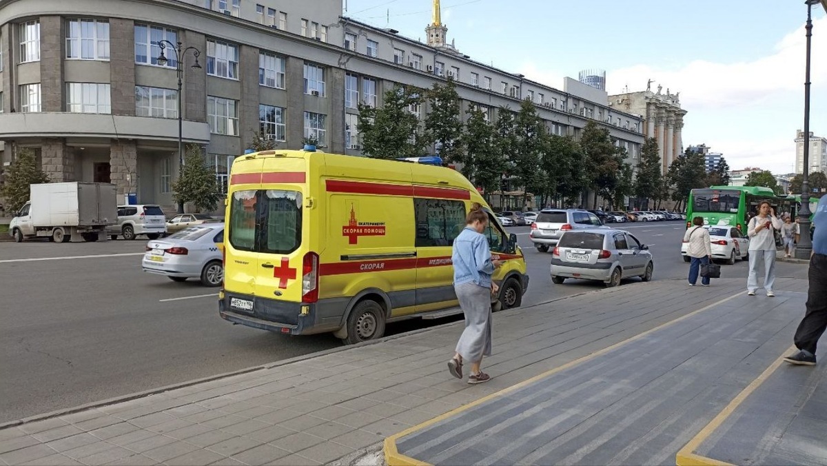 Врачи не смогли спасти попавшего под поезд пассажира.  Фото: ФедералПресс / Максим Филиппович