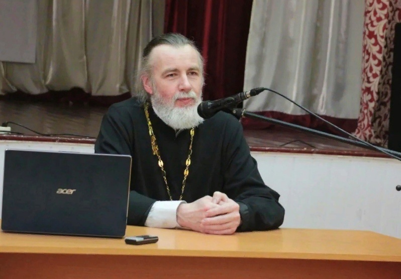 Андрей Овчинников — протоиерей, настоятель храма Троицы Живоначальной в Листах (г. Москва), кандидат богословия.