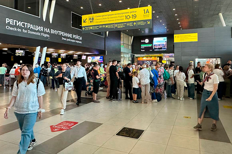    План «Ковер» опустился на республику в 7 часов утра. Это специальный сигнал, который объявляют аэропорты, он предписывает немедленный уход всех самолетов из района своего действия.   
Фото: Илья Зима