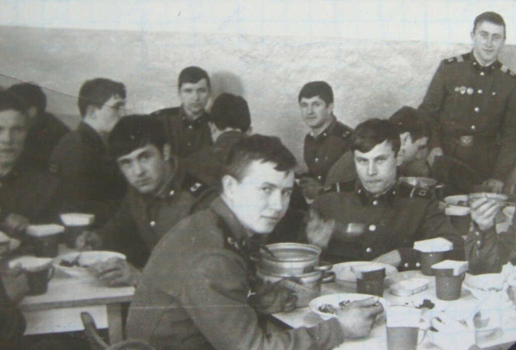 Довольный лица солдат...